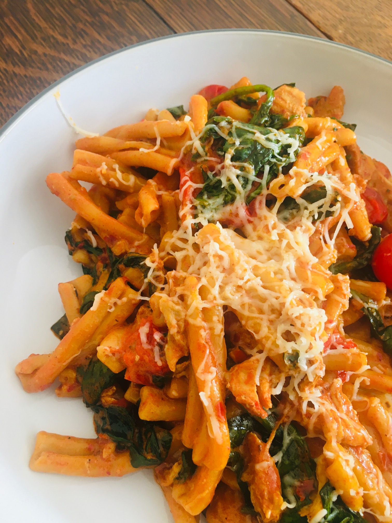 Casareccia pasta, spinach, cream and spicy chicken with cheese – Dr Sango